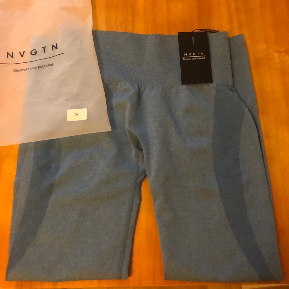 NVGTN size SMALL SEAMLESS LEGGINGS